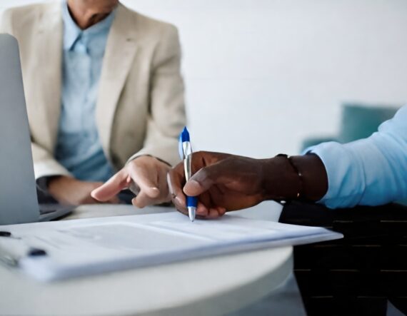 Asesor fiscal ayudando a un autónomo a revisar documentación y gestión del IVA