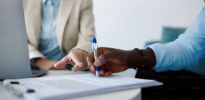 Asesor fiscal ayudando a un autónomo a revisar documentación y gestión del IVA