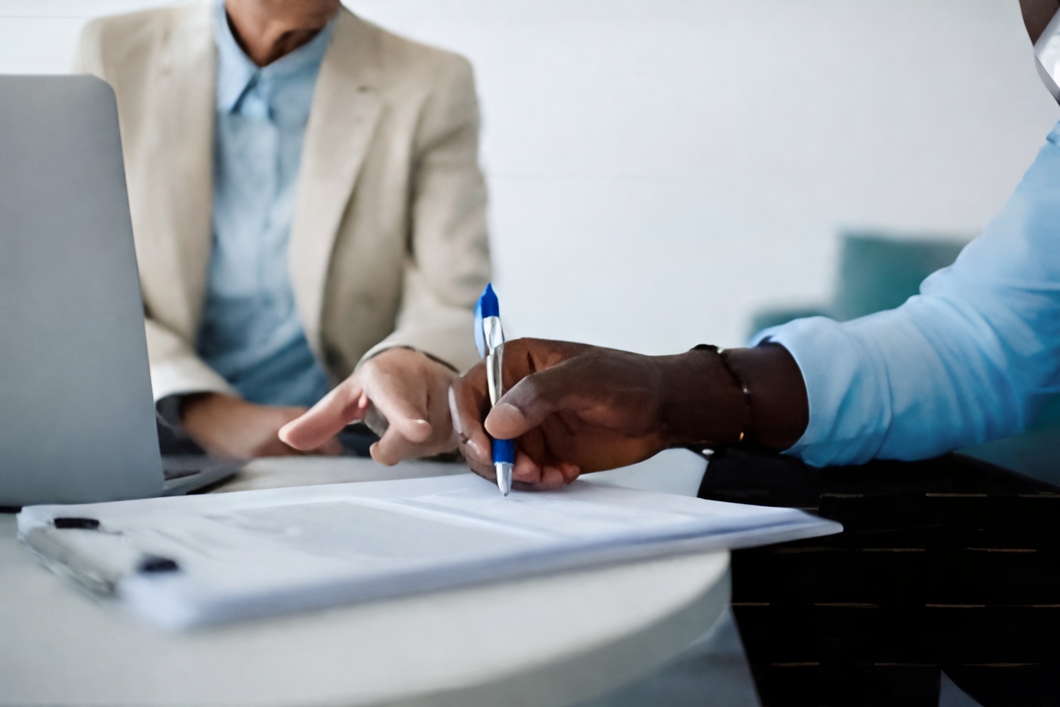 Asesor fiscal ayudando a un autónomo a revisar documentación y gestión del IVA