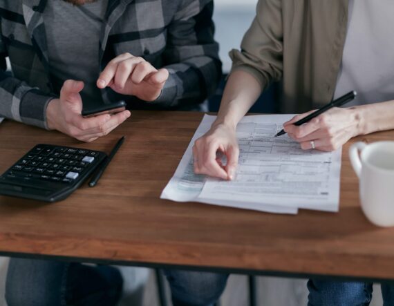 Asesoría fiscal analizando impuestos de autónomos y módulos 2026