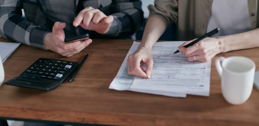 Asesoría fiscal analizando impuestos de autónomos y módulos 2026